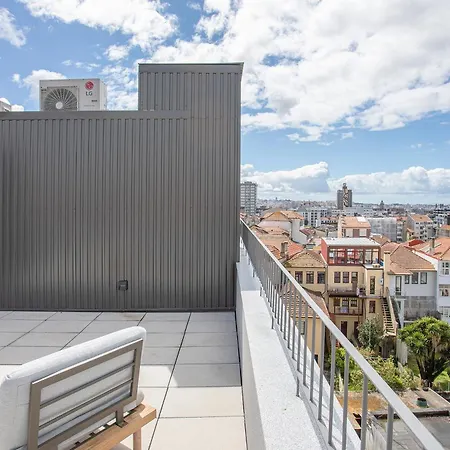 Liiiving In - Design Apartment