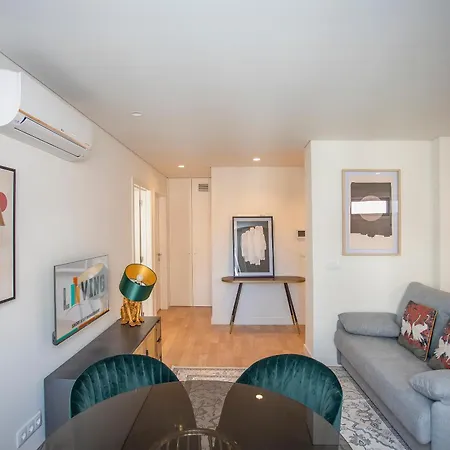 Liiiving In - Design Apartment